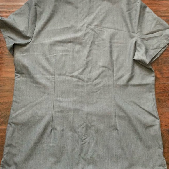 FIGS Casma™ Three-Pocket Scrub Top - Graphite - Picture 3 of 4